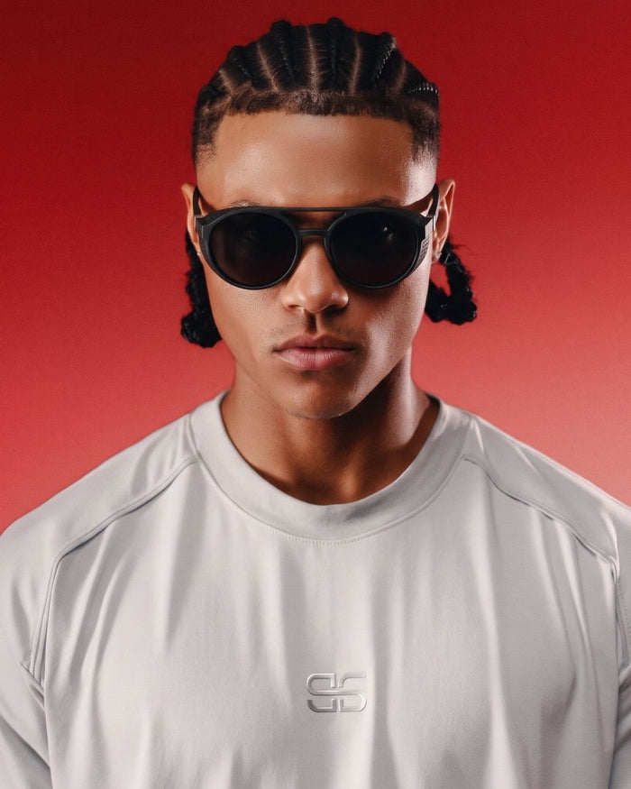 Modelo con gafas Marfil Orion